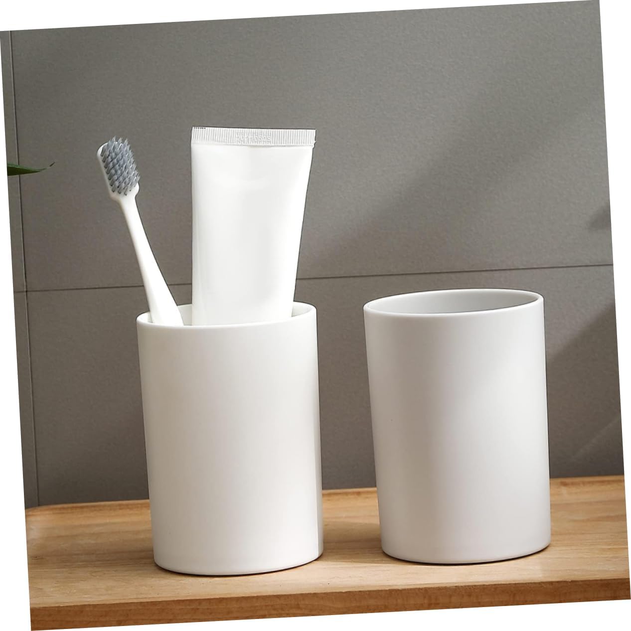 Luxshiny 2pcs Reusable Plastic Toothbrush Cups
